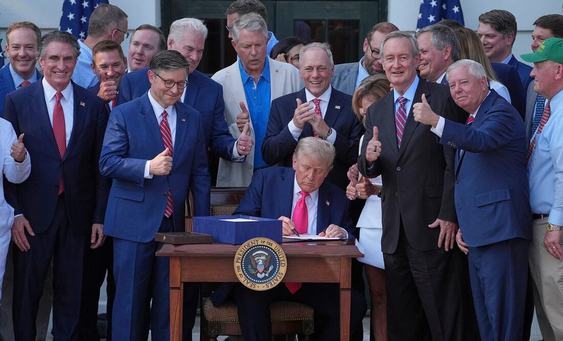 El presidente Donald Trump firma su proyecto de ley insignia de exenciones fiscales y recortes de gastos en la Casa Blanca, el viernes 4 de julio de 2025, en Washington, rodeado de miembros del Congreso. Foto: AP
