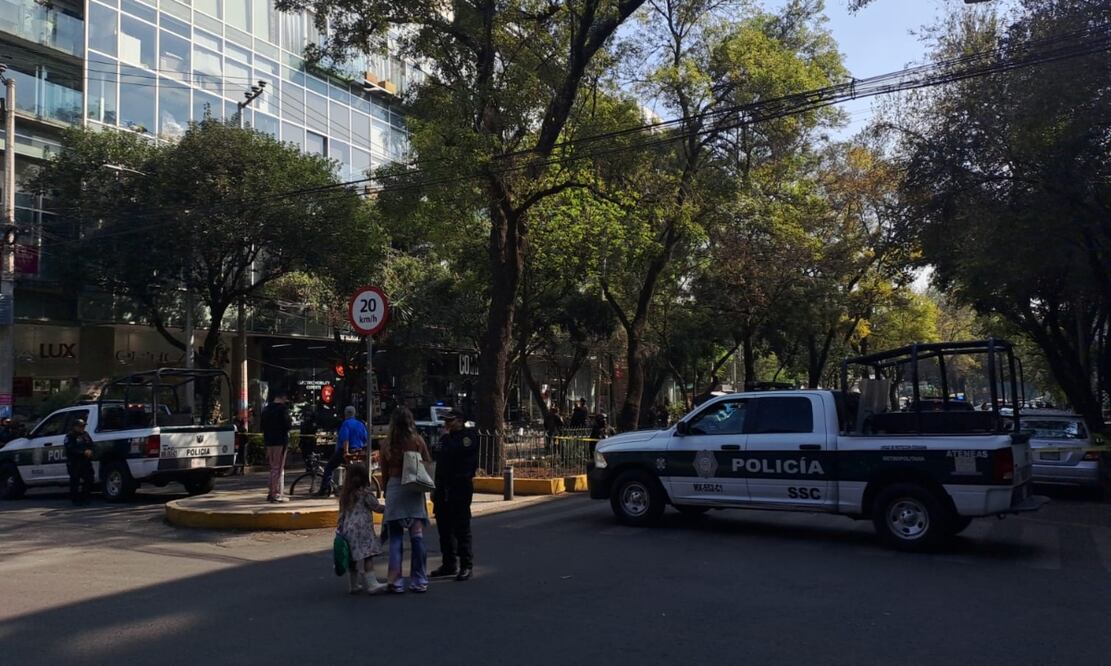 Tras el ataque, elementos de la policía capitalina acordonaron la zona y solicitaron la intervención de peritos para hacer el levantamiento del cuerpo. Foto: Especial