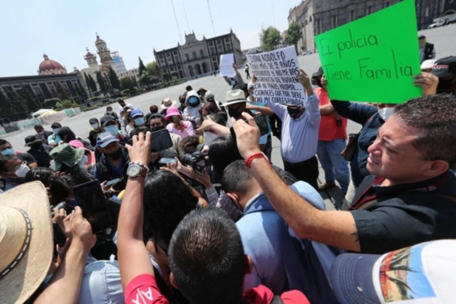 Viudas de policías emboscados en Coatepec de Harinas protestan por falta de equipo