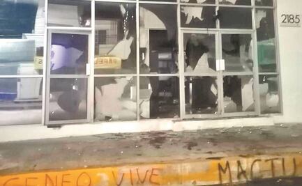 Normalistas vandalizan oficinas del IEPC en Tuxtla