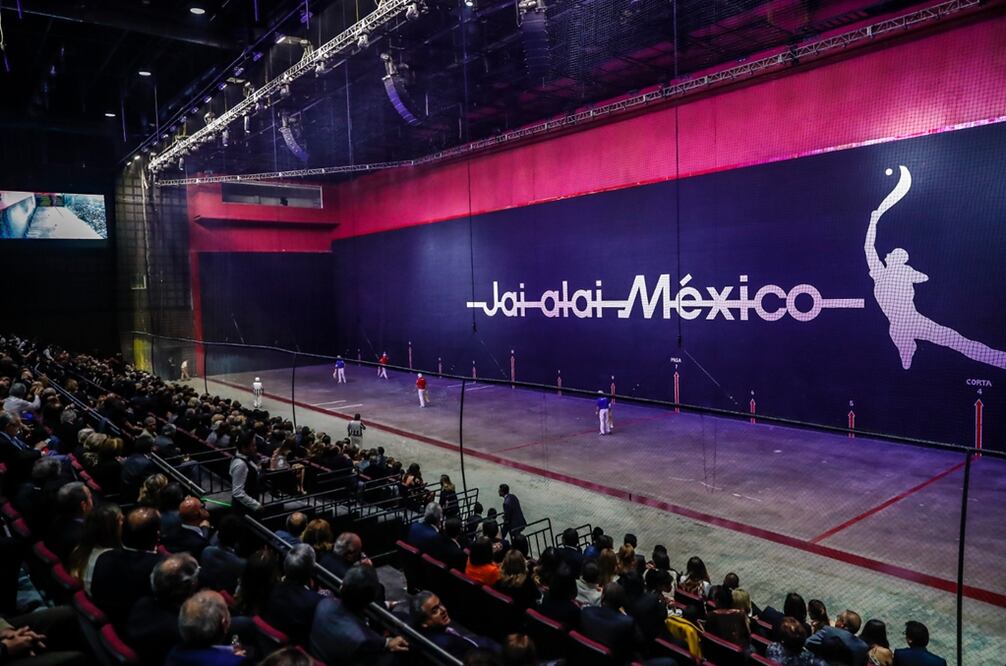 Empresarios y autoridades capitalinas inauguraron el Frontón México luego de 20 años de haber permanecido cerrado. 