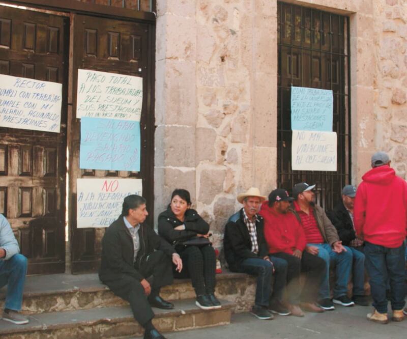 Los agremiados informaron que se han visto afectados en el pago de sus dos quincenas de diciembre, el aguinaldo y la prima vacacional. CHARBELL LUCIO. EL UNIVERSAL