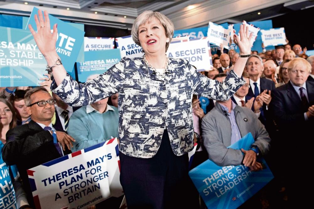 La primera ministra británica, Theresa May, en un acto de campaña ayer en Birmingham. Las elecciones generales se celebran hoy (AP)