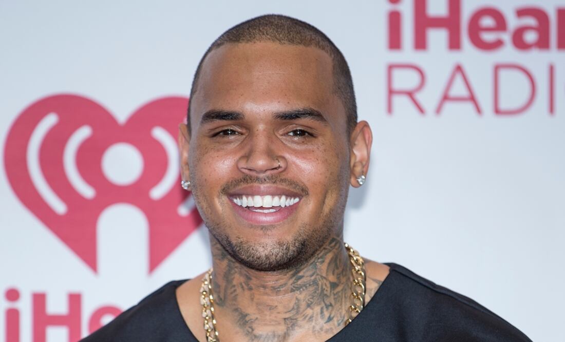Las fotografías donde Chris Brown aparece agarrando por el cuello a una mujer recordaron cuando Rihanna fue víctima de violencia. Foto: Andrew Estey/Invision/AP, Archivo