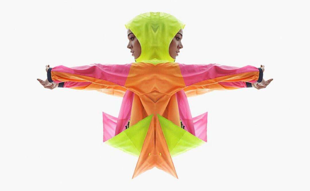 Foto: Cortesía | La heptatleta británica Katarina Johnson-Thompson con el impermeable de la colección NikeLab x Kim Jones.