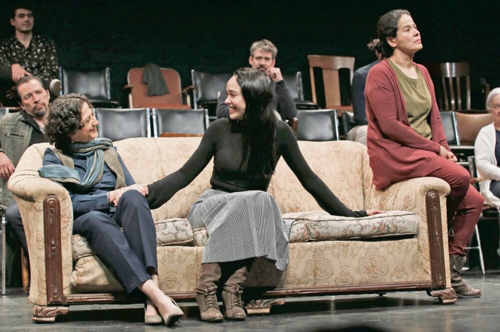 La obra trata sobre unas hermanas hastiadas de su situación actual.