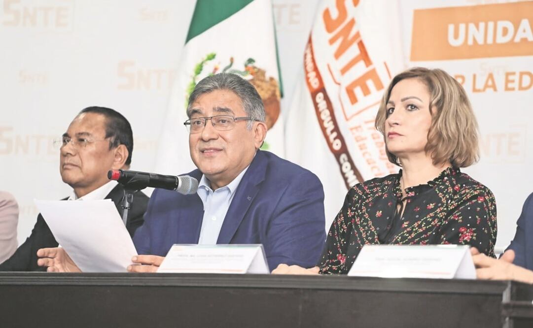 Alfonso Cepeda dijo que el SNTE pertenece a los 2 millones 300 mil maestros que lo integran, por lo que nadie lo puede reclamar. Foto: BERENICE FREGOSO. EL UNIVERSAL