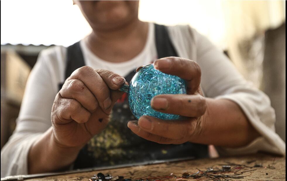 Josefina Aguilar, iniciadora de este proyecto, cuenta que la forma artesanal de hacer estos adornos navideños se mantiene viva en su familia a pesar de los retos de la tecnología y el paso del tiempo. Fotos: Gabriel Pano/EL UNIVERSAL