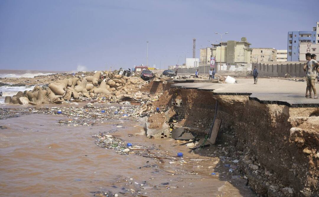 En la imagen proporcionada por el gobierno libio, una carretera costera se ve destruida tras fuertes inundaciones en Derna, Libia. Foto: AP