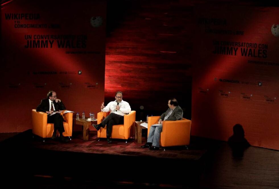 Jimmy Wales y José Gordon hablaron de la enciclopedia (ALEJANDRO ACOSTA. EL UNIVERSAL)
