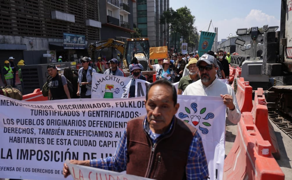 Los vecinos marcharon del Metro San Antonio Abad hasta el Zócalo capitalino, donde realizaron un mitin y rechazaron las mesas de trabajo que les ofrecieron las autoridades capitalinas. | Foto: Fernanda Rojas/ EL UNIVERSAL.