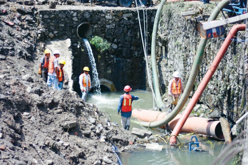 Los daños se registraron durante la recuperación del terraplén en octubre de 2016 y cuando se construyeron los muros de contención, con una altura superior a los 15 metros, y la estructura del pavimento, según los expertos. (ARCHIVO EL UNIVERSAL)