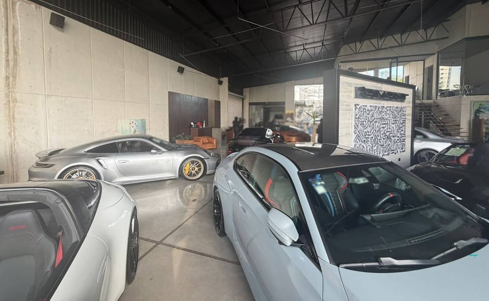 Automóviles asegurados a "El Amarillo", presunto líder de una célula criminal de la facción de "Los Rusos" del Cártel de Sinaloa. Foto: Gabinete de Seguridad