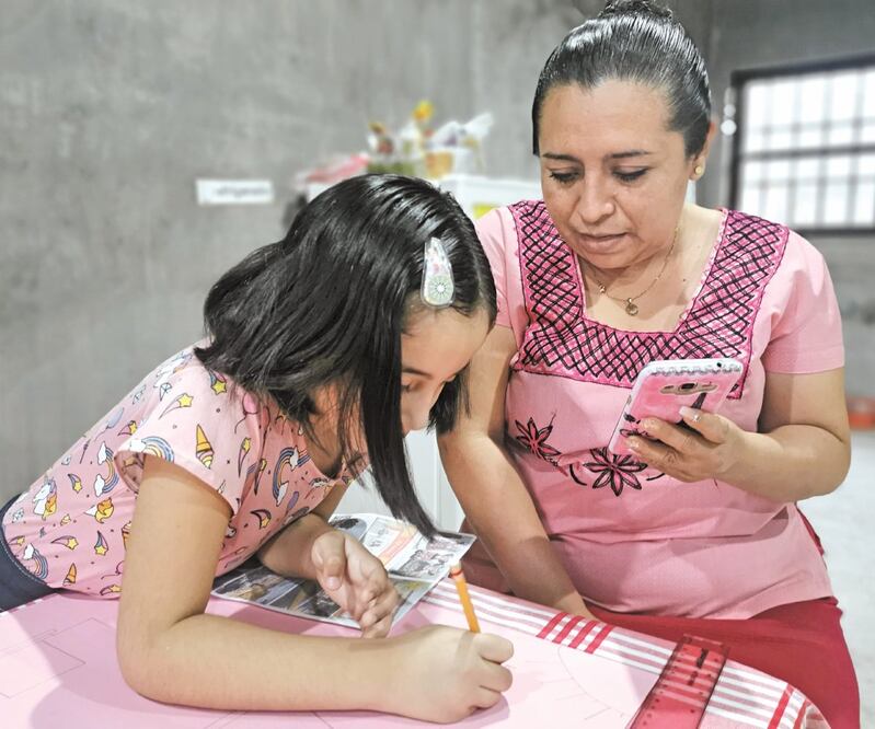Rianna tiene seis años y desde que comenzó su educación escolar no conoce un salón, pues se ha pasado los últimos tres años tomando clases debajo de lonas y ahora lo hace a través de un celular. Foto: ROSELIA CHACA. EL UNIVERSAL