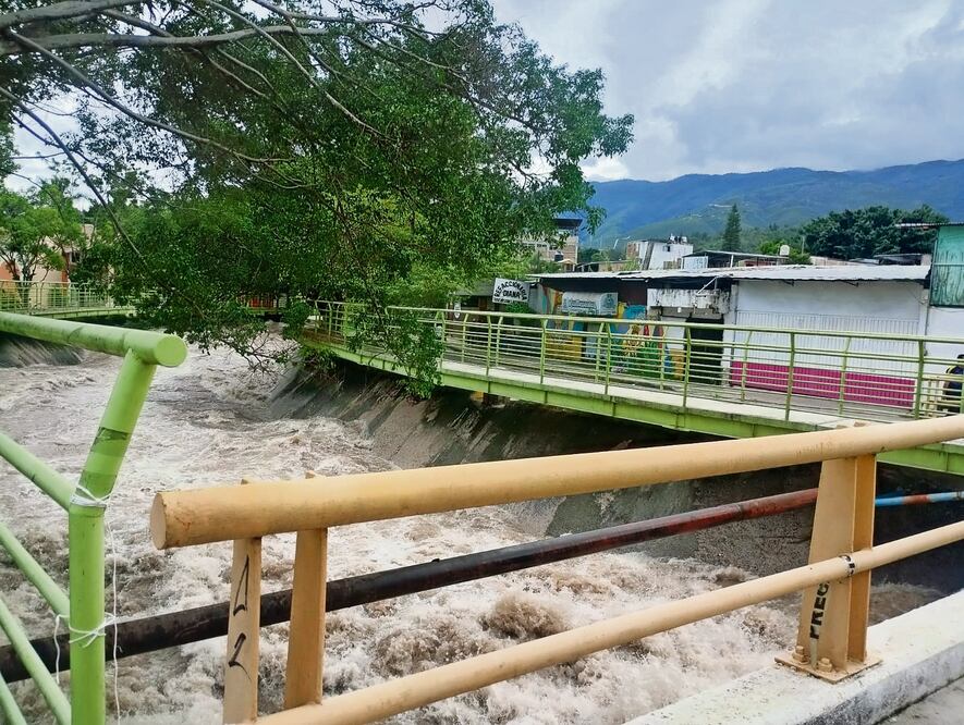 El río atraviesa de lado a lado a la capital del estado. Foto Especial