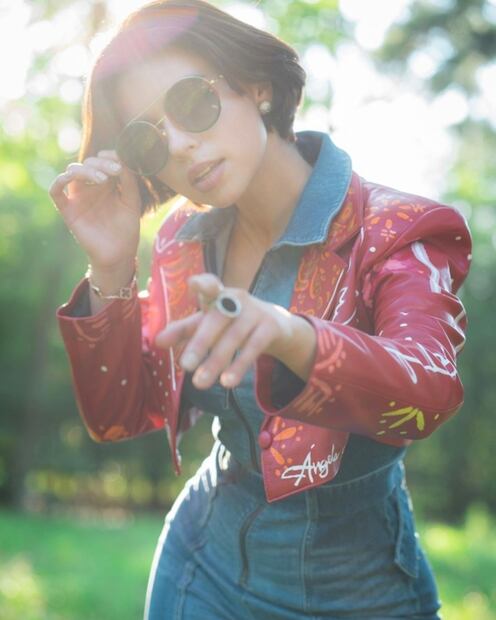 Cuánto cuesta el lujoso carro Tesla de Ángela Aguilar