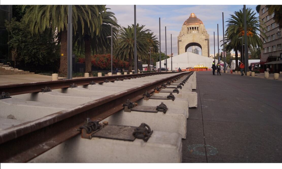 Este martes fue tendido un tramo de vía en Avenida Plaza de la República, informó Claudia Sheinbaum. FOTO: Especial/EL UNIVERSAL/