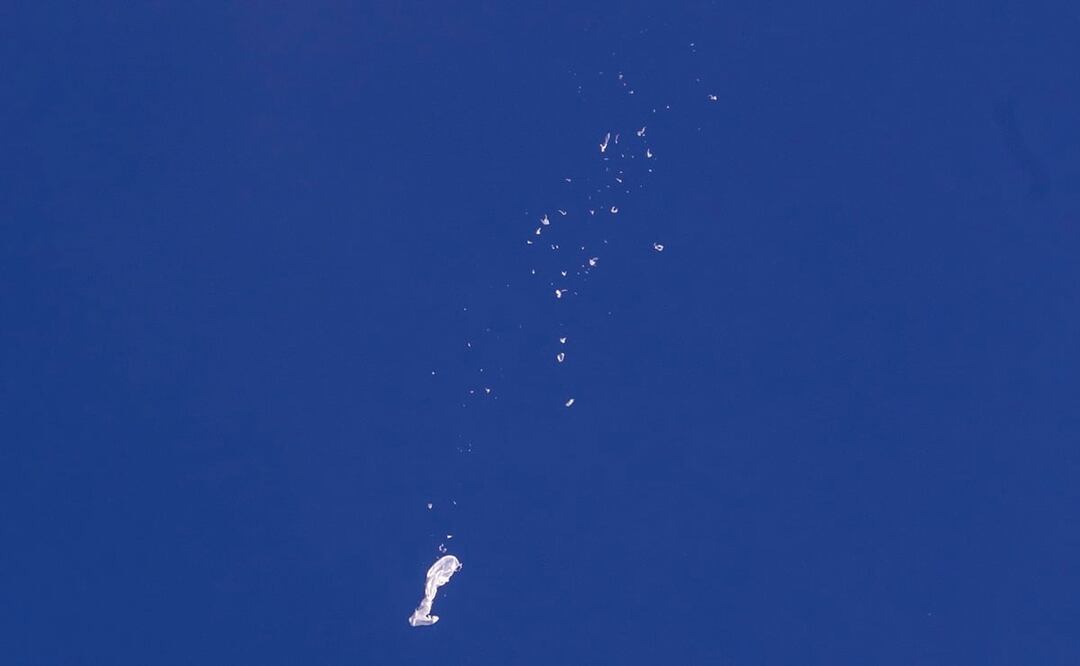 En esta imagen de archivo, restos de un globo de gran tamaño caen tras ser alcanzados por un misil de un avión de combate F-22 sobre el Océano Atlántico. Foto: AP 