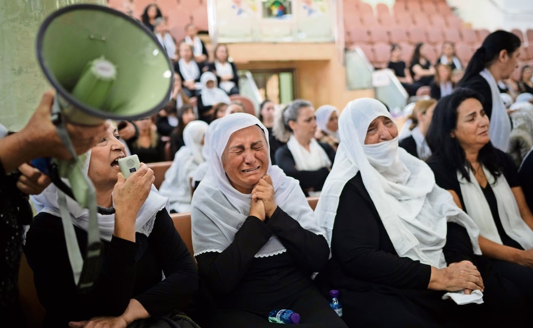 Miembros de la minoría drusa durante la ceremonia en honor a los niños y jóvenes asesinados en un campo de futbol el fin de semana pasado. Foto: Leo Correa AP