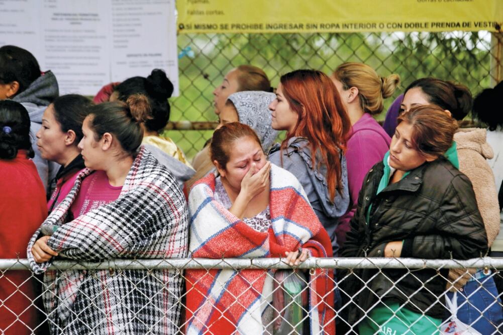 Ante la falta de información de las autoridades, familiares de reos intentaro n forzar la entrada del reclusorio para saber del paradero de los internos (REUTERS)