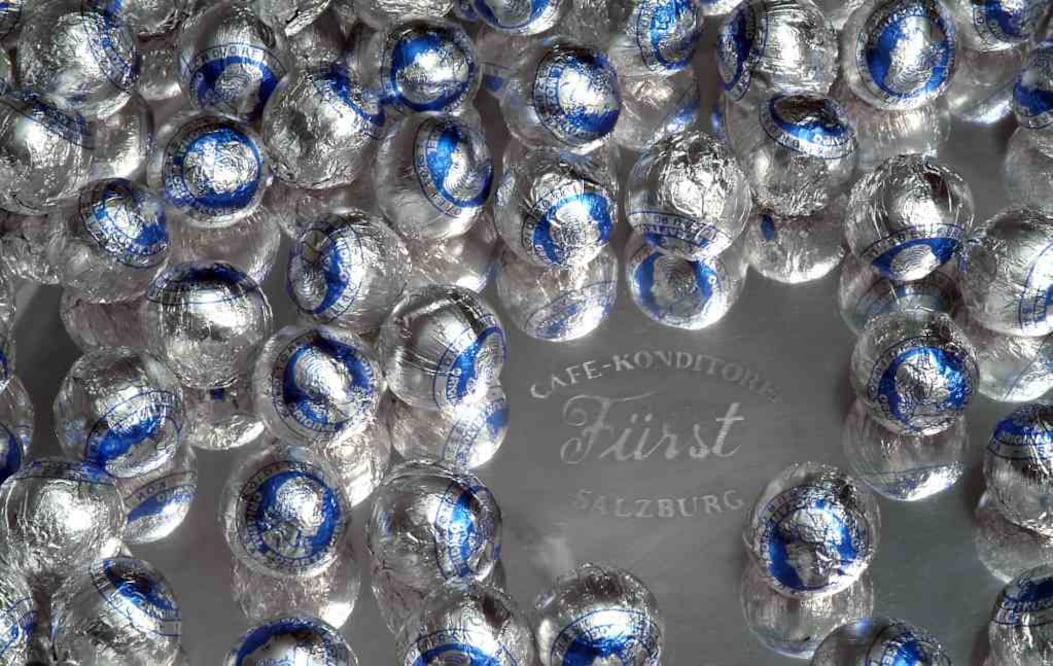 Esta es la envoltura original del mozartkugel. Las otras marcas varían el color, pero siempre conservan al virtuoso Mozart. (Foto: Cortesía)