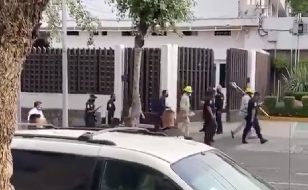 La detención fue documentada en videos por vecinos de Naucalpan. Foto: Especial