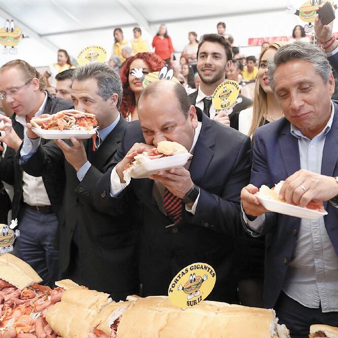 Los alcaldes Santiago Taboada (PAN), de Benito Juárez; Julio César Moreno (PRD), de Venustiano Carranza, y Manuel Negrete (PRD), de Coyoacán, entre otros, ayer durante la inaguración del encuentro gastronómico. FOTOS: DIEGO SIMÓN. EL UNIVERSAL