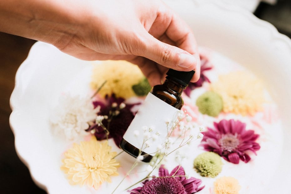Puedes utilizar un par de gotas de aceites esenciales en tu mezcla de arroz y bicarbonato. Foto: Unsplash
