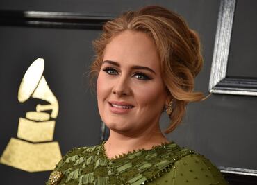 Adele se lleva Grammy de Canción del Año
