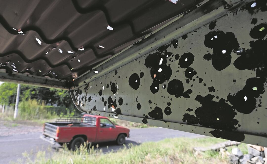 Decenas de casas, negocios y señalamientos lucen perforados por las balas, mudos testigos de la narcoguerra en Aguililla. Fotos: Armando Solis