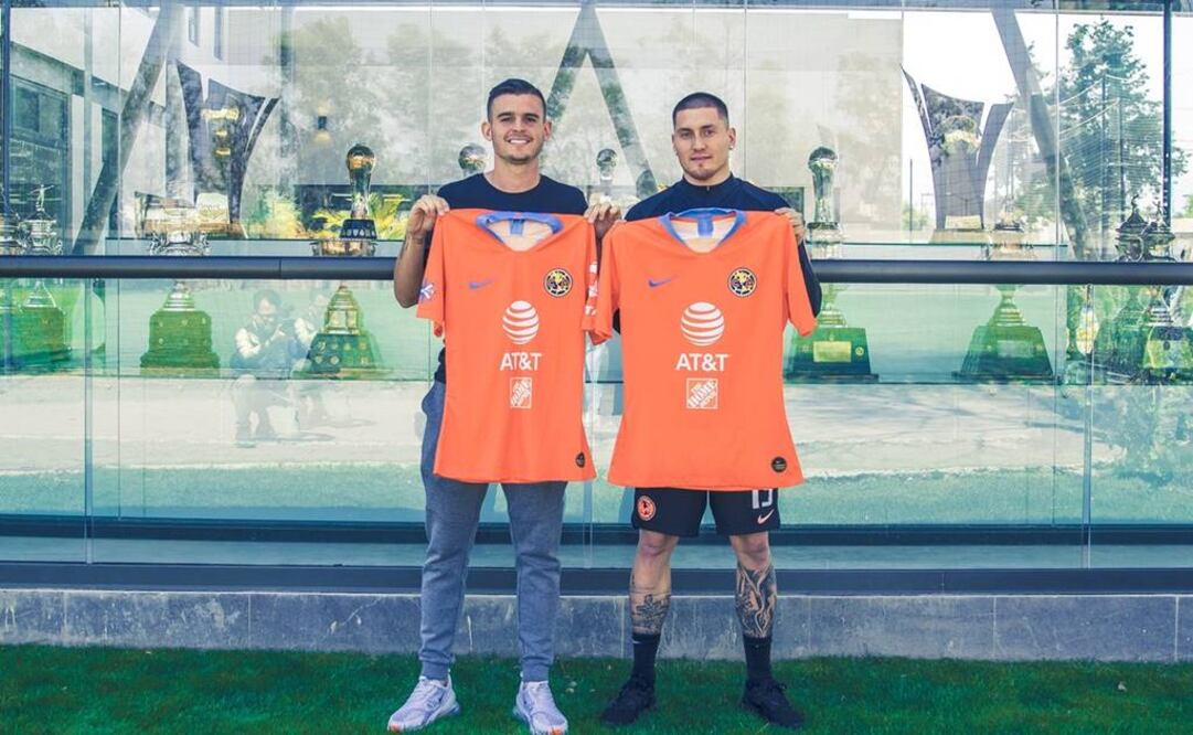 En su llegada a Coapa, los "Nicos" fueron fotografiados en el lugar donde se encontraban los trofeos. FOTO TOMADA DE TWITTER @ClubAmerica