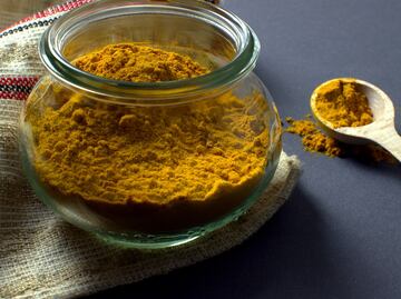 Toma esta infusión por las noches con cúrcuma y depura tu hígado