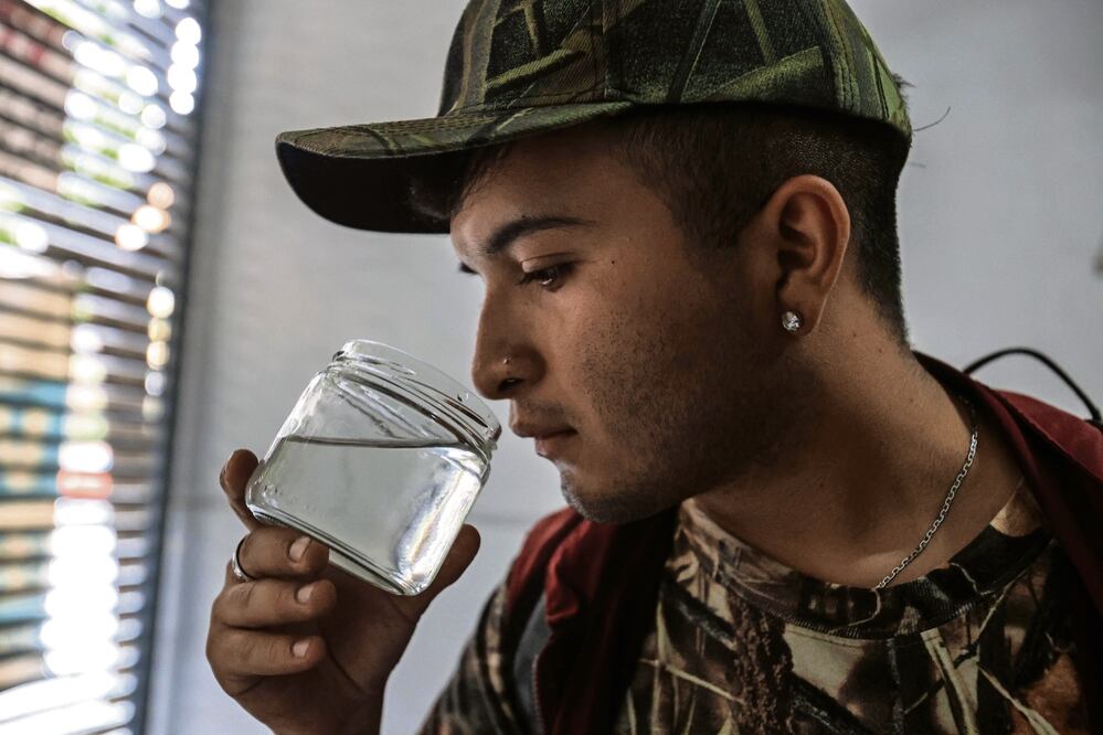 Vecinos de la colonia Nápoles reconocieron que el agua sale casi limpia, mientras otros aún acuden al centro de mando por garrafones. Foto: Gabriel Pano | El Universal