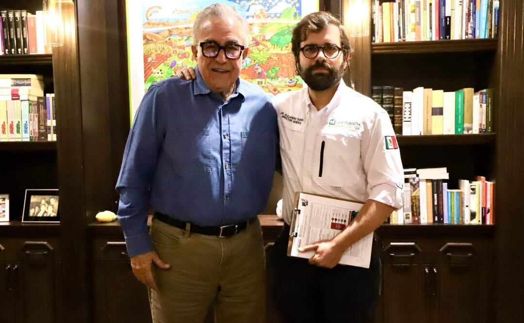 Gobernador de Sinaloa, Rubén Rocha junto a Alejandro Svarch, dirigente del IMSS-Bienestar durante su visita en la entidad (25/03/2025). Foto: Especial