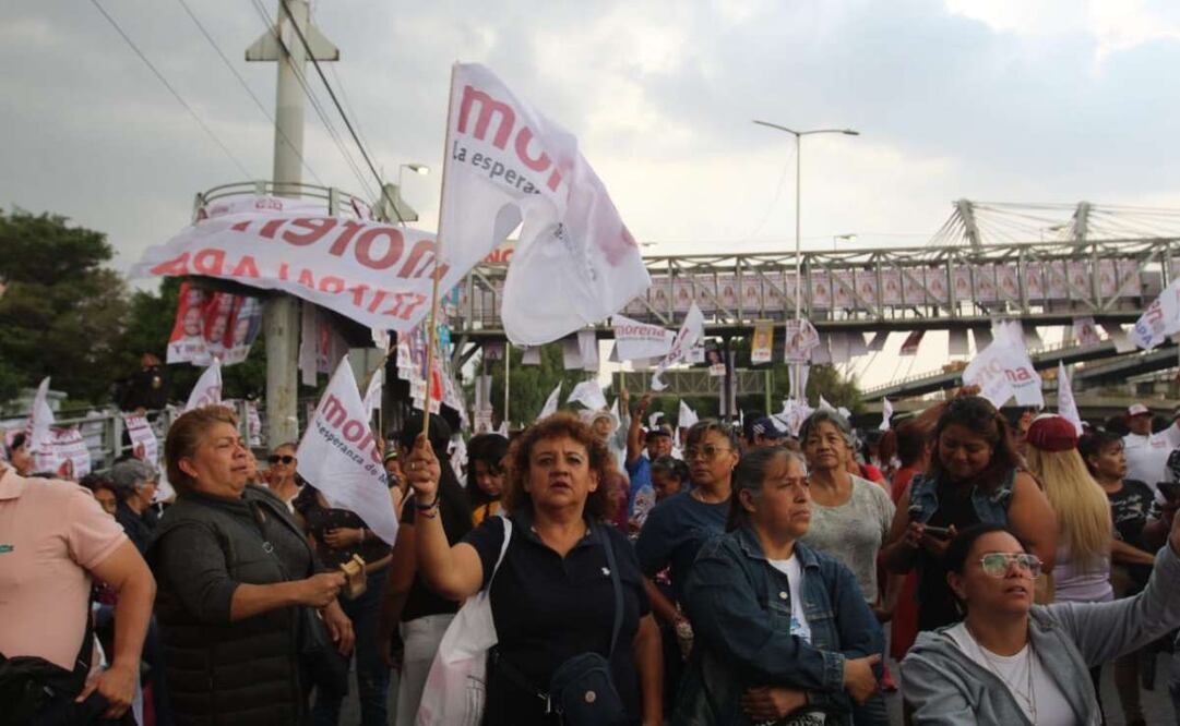 Simpatizantes de Morena esperan la llegada de Clara Brugada al segundo debate. Foto: Francisco Rodríguez. EL UNIVERSAL