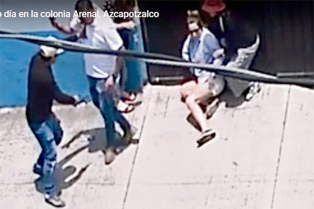 Tres sujetos a bordo de motonetas con armas de fuego y dos más salieron de una vecindad vecina, rodearon a las víctimas, a quienes les quitaron sus pertenencias y cámaras profesionales con valor de medio millón cada una. TOMADA DE VIDEO