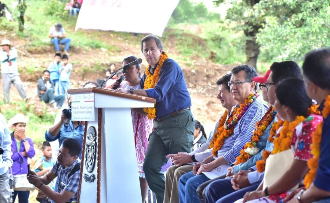El funcionario federal estuvo con habitantes de Cochoapa el Grande, Guerrero. /Tomada de Facebook