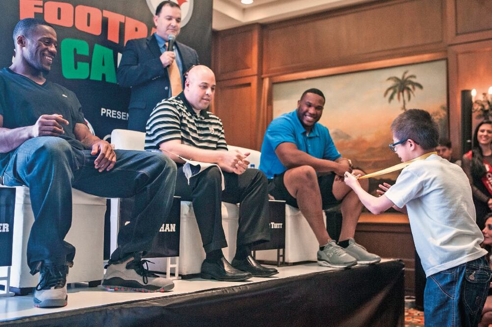 Integrantes de los Steelers entregaron medallas a niños atletas de las Olimpiadas Especiales (CRISTOPHER ROGEL BLANQUET. EL UNIVERSAL)