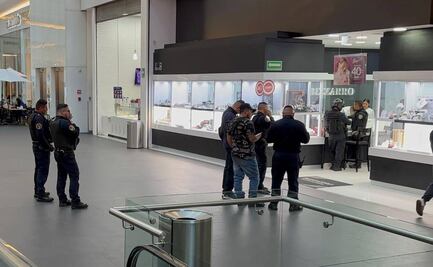Presunto cliente roba joyería en plaza Reforma 222; él y cómplice huyen a bordo de una motocicleta