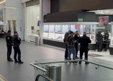 Presunto cliente roba joyería en plaza Reforma 222; él y cómplice huyen a bordo de una motocicleta