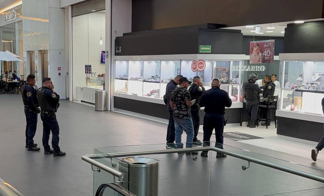 Un presunto cliente roba joyería en plaza Reforma 222 (06/02/2025). Foto: Especial