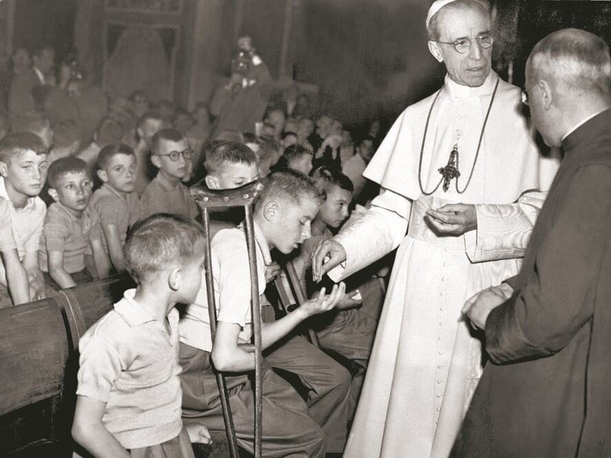 El papá Pio XII durante un acto de caridad a los niños que fueron víctimas de la Segunda Guerra Mundial, el 9 de octubre de 1958. Foto: AFP