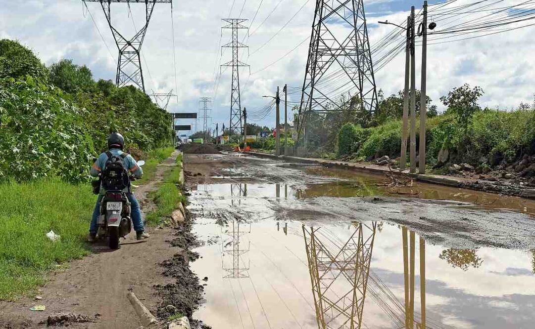 El tramo en reparación está cerrado, pero motociclistas se arriesgan, dicen trabajadores. Foto: Arturo Contreras / EL UNIVERSAL