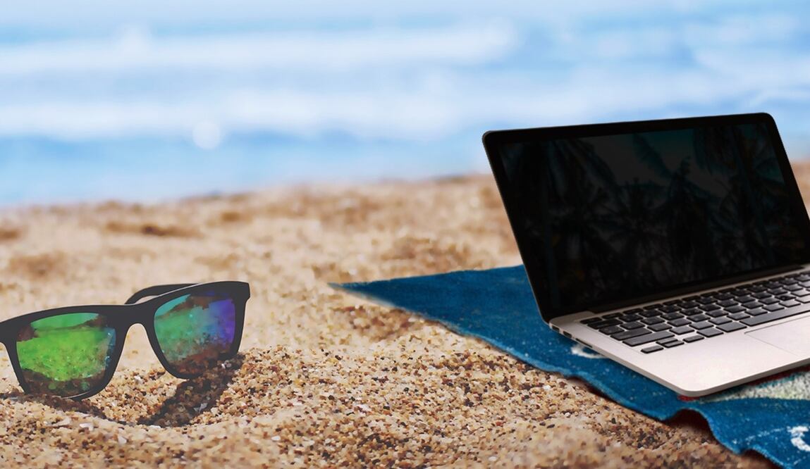 Si vas a llevar tu computadora a la playa es mejor tomar algunas precauciones. Imagen Pixabay 