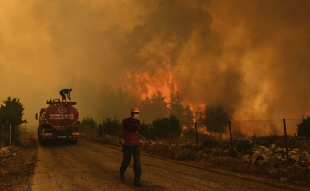 Incendios forestales arrasan el sur de Europa; fuerzan a cientos a evacuar