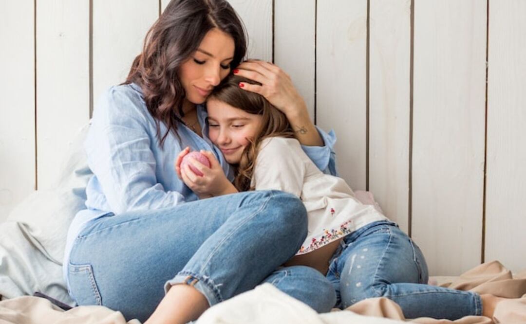 Los hábitos clave para fortalecer el vínculo entre padres e hijos a medida que crecen. Fuente: Freepik.