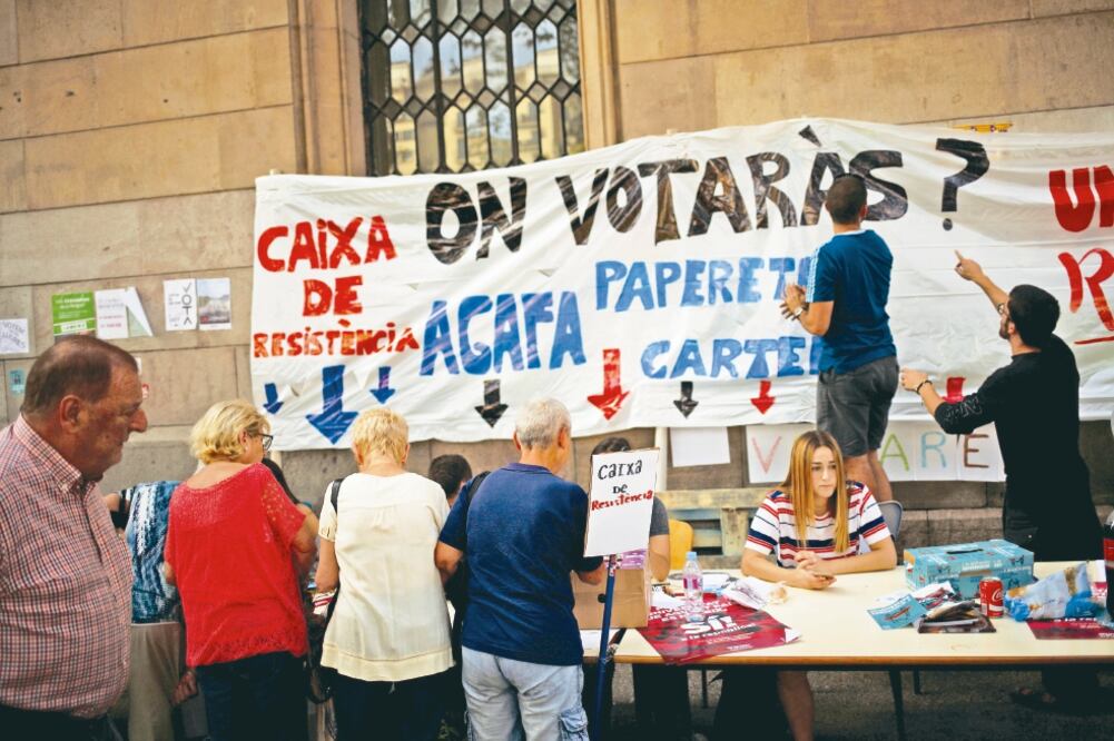 Estudiantes informan a ciudadanos, afuera de la Universidad de Barcelona, sobre el referéndum independentista del domingo (JON NAZCA. REUTERS)