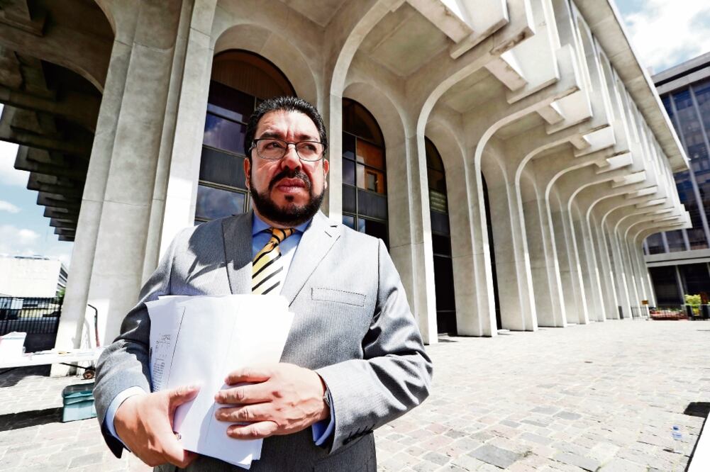 Carlos Velásquez Domínguez, abogado de Javier Duarte de Ochoa, ex gobernador de Veracruz, califica de argucias políticas las acusaciones federales contra su cliente por los delitos de crimen organizado y lavado de dinero (LUIS CORTÉS. EL UNIVERSAL)