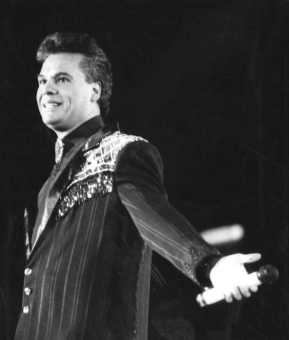 A lo largo de su carrera forjó un sello inigualable al bailar y cantar en los escenarios (ARCHIVO EL UNIVERSAL)