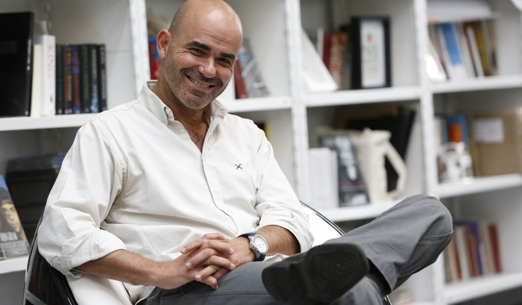 Entrevista con el escritor, guionista y profereso, Eduardo Sacheri, ganador del premio alfaguara de novela. Foto: Fabian Marel